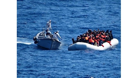 In 48 ore salvati 12mila migranti. Ora l'Italia vuole chiudere i porti alle navi straniere