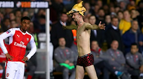 Sutton United-Arsenal, un tifoso entra in campo con la maschera di una giraffa