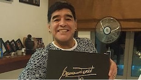 Maradona ringrazia Totti per il regalo di Natale: Grazie per la maglietta, sei un grande