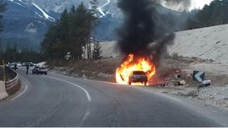 Cortina, auto in fiamme: famiglia salvata dalla polizia
