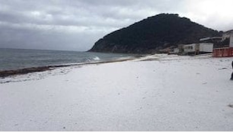 Cilento, neve e grandine sulla spiaggia di Benvenuti al Sud