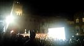 Camion in mezzo alla folla al concerto dei Nomadi, panico a Bologna