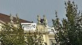 No al referendum: uomo in bilico sul tetto della Scala con striscioni di protesta