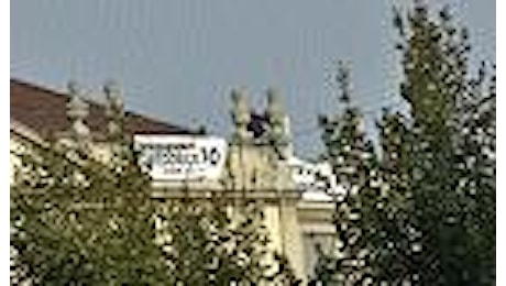 No al referendum: uomo in bilico sul tetto della Scala con striscioni di protesta