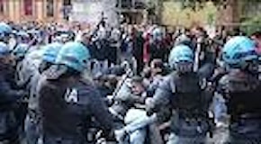 Bologna: scontri fra studenti e poliziotti davanti alla mensa dell'Università