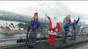 Sydney: Babbo Natale ei suoi elfi hanno scalato Harbour Bridge