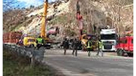 Pescara del Tronto, i pompieri recuperano le auto dei terremotati