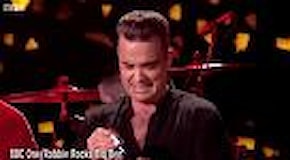 Londra: Robbie Williams si disinfetta le mani dopo il contatto coi fan