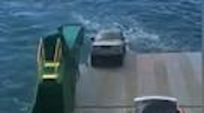 Australia, gita da incubo sul traghetto: l'auto scivola in mare