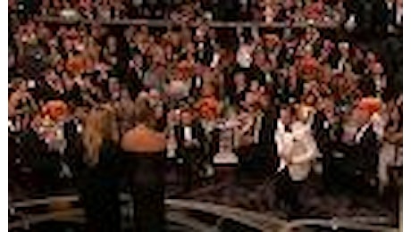 Golden Globe, Andrew Garfield dà un bacio di consolazione a Ryan Reynolds