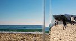 California, pilastri specchiati a Laguna Beach: la spiaggia è un'opera d'arte