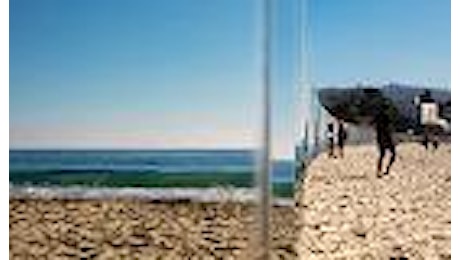 California, pilastri specchiati a Laguna Beach: la spiaggia è un'opera d'arte
