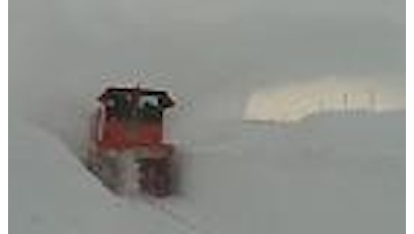 Neve in Puglia, in azione i rompighiaccio per liberare i binari dalla neve
