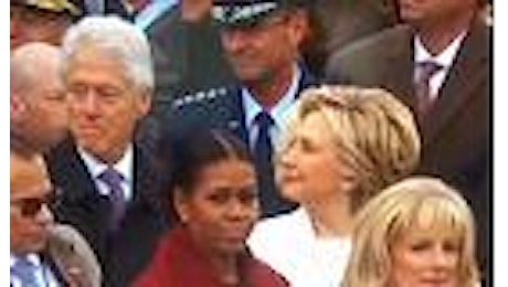 Trump, sguardo fisso di Bill Clinton su Melania. Hillary lo fulmina con gli occhi