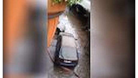 Nubifragio in Sicilia, a Modica auto spazzate via