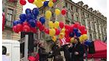 Torino, i palloncini della Cgil in volo per liberare il lavoro dai voucher