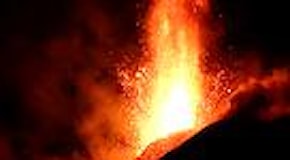 L'Etna torna a dar spettacolo: le immagini notturne dell'eruzione
