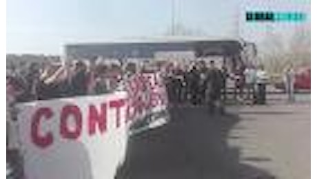 Manifestazione ''Eurostop'', attivisti bloccati in questura improvvisano corteo