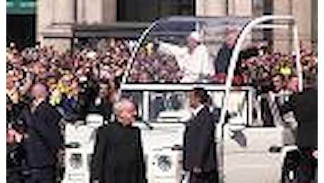 Milano, Bergoglio sulla papamobile attraverso piazza Duomo tra la folla di fedeli