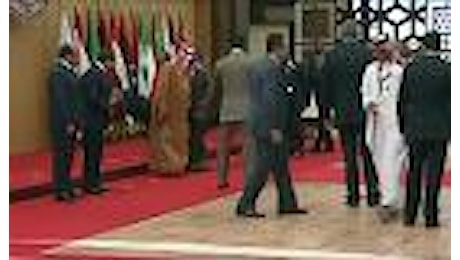 Giordania, foto di gruppo dei leader arabi: il presidente libanese cade rovinosamente