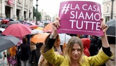 Roma, la protesta in Campidoglio: Non chiudete la Casa Internazionale delle donne