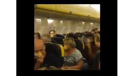 Ryanair, atterraggio di emergenza: ecco le immagini girate a bordo del volo Dublino-Zara