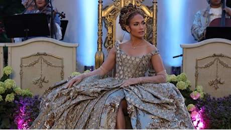 Jennifer Lopez come una dama di Bridgerton: il compleanno tra abiti scintillanti e corone di fiori