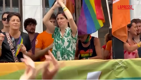 VIDEO Milano Pride, Schlein balla sulle note di 'Sesso e Samba'