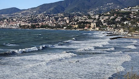 Mareggiata a Sanremo, nessun danno ma l’attenzione resta alta: allerta per nuove raffiche oltre i 100 km/h per domani (Foto e video)