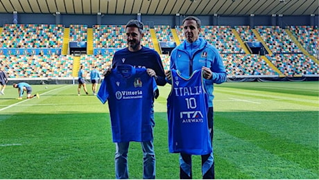 Pozzecco all'allenamento dell'Italrugby poi scambio di maglie azzurre col ct Quesada