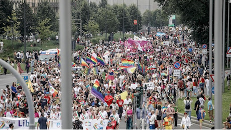 Pride Milano, il popolo dei diritti invade le strade della città. Partito il corteo, c’è anche Elly Schlein: “Liberi di essere”