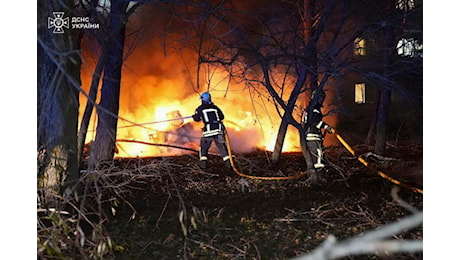 Kiev, salgono a 10 i morti per raid russo su un dormitorio