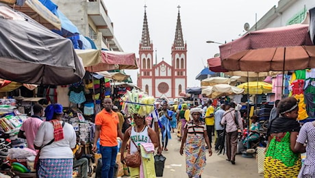 “Sei gay, devi curarti”, 16enne abbandonato in Africa dal padre: la vacanza diventa esilio