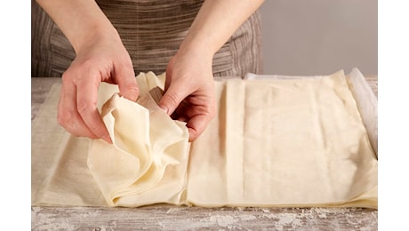 Ti svoltano la cena spendendo solo 5 euro: 2 ricette con la pasta sfoglia facili, veloci e super economiche