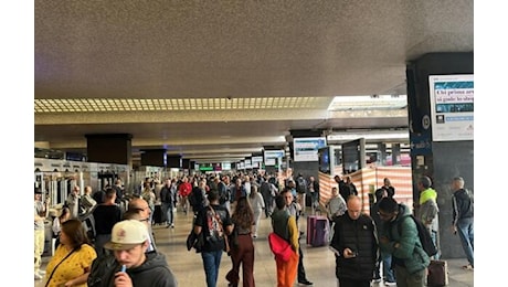 Treni nel caos a Roma, guasto alla linea Termini-Tiburtina: decine di mezzi bloccati. La situazione