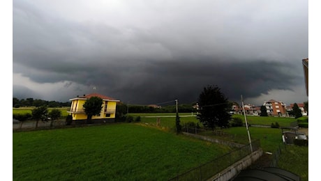 Maltempo, esplodono i primi forti temporali in Piemonte e Valle d’Aosta | LIVE