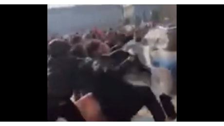 Salvini, il video choc dei poliziotti feriti a Torino: Poi si indignano se li chiamo zecche rosse