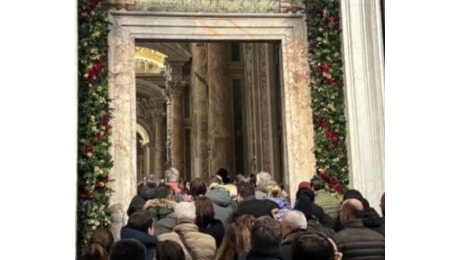 Giubileo, 35 mila pellegrini in fila per ore per la Porta Santa a San Pietro