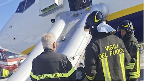 Fiammata dal motore dell'aereo Ryanair Brindisi-Torino: sospesi collegamenti con il Salento. Si vola solo verso Bari. Ecco il video dell'evacuazione