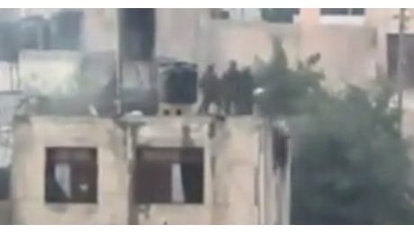 Cisgiordania, soldati israeliani gettano corpi di 4 palestinesi giù da un tetto dopo scontro a fuoco a Qabatiya - VIDEO