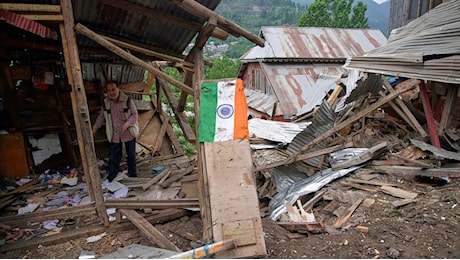 Scontri tra India e Pakistan: quattro morti nel Kashmir pakistano, Islamabad intercetta 77 droni
