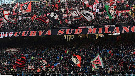 Milan, la Curva Sud annuncia: Da oggi niente striscioni e bandiere. Ecco perché