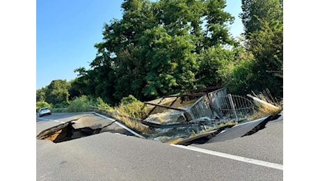 Crolla strada nel pavese: si apre grossa voragine, ferite due donne a bordo di un’auto