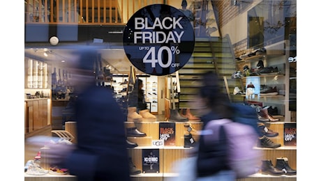 Black Friday 2024, l'appello dell'Uncem: comprare nei negozi e non online. Ecco quando