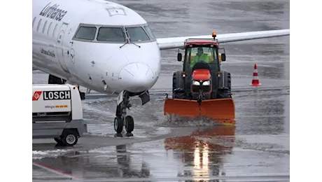 Maltempo, ancora disagi nel Nord Europa. All’aeroporto di Manchester piste chiuse per neve