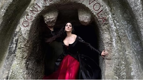 Monica Bellucci compie 60 anni e li festeggia al sacro bosco di Bomarzo | FOTO