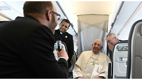 Papa Francesco snobba Parigi (e Notre Dame) per volare in Corsica dove infuria il tema dell'autonomia