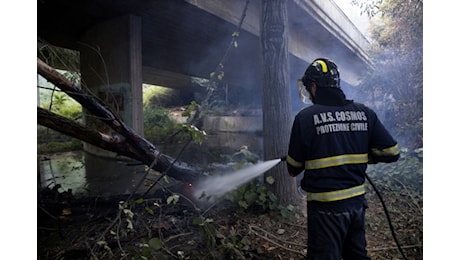 Incendio Roma: avanti con operazioni di bonifica e spegnimento. Aperta un'inchiesta. Si ipotizza il dolo