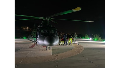 Elicottero dell’Aeronautica Militare soccorre uomo colto da malore su una nave da crociera