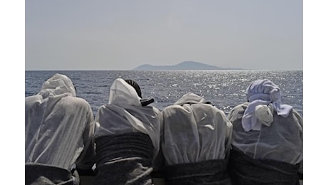 Migranti, in 16 su pattugliatore della Marina in viaggio verso l'Albania